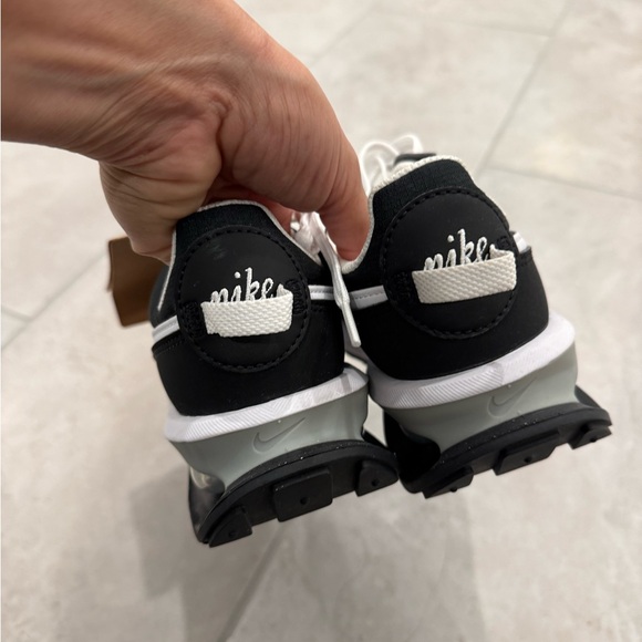 Women’s Nike Air- Max Pre Day in Black/ White - Size 6 - Picture 5 of 6